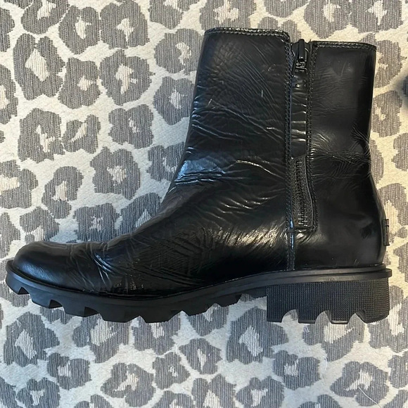 HOST PICK ✨SOREL Patent Leather Chelsea Boots Waterproof, Size 8 - Picture 6 of 9